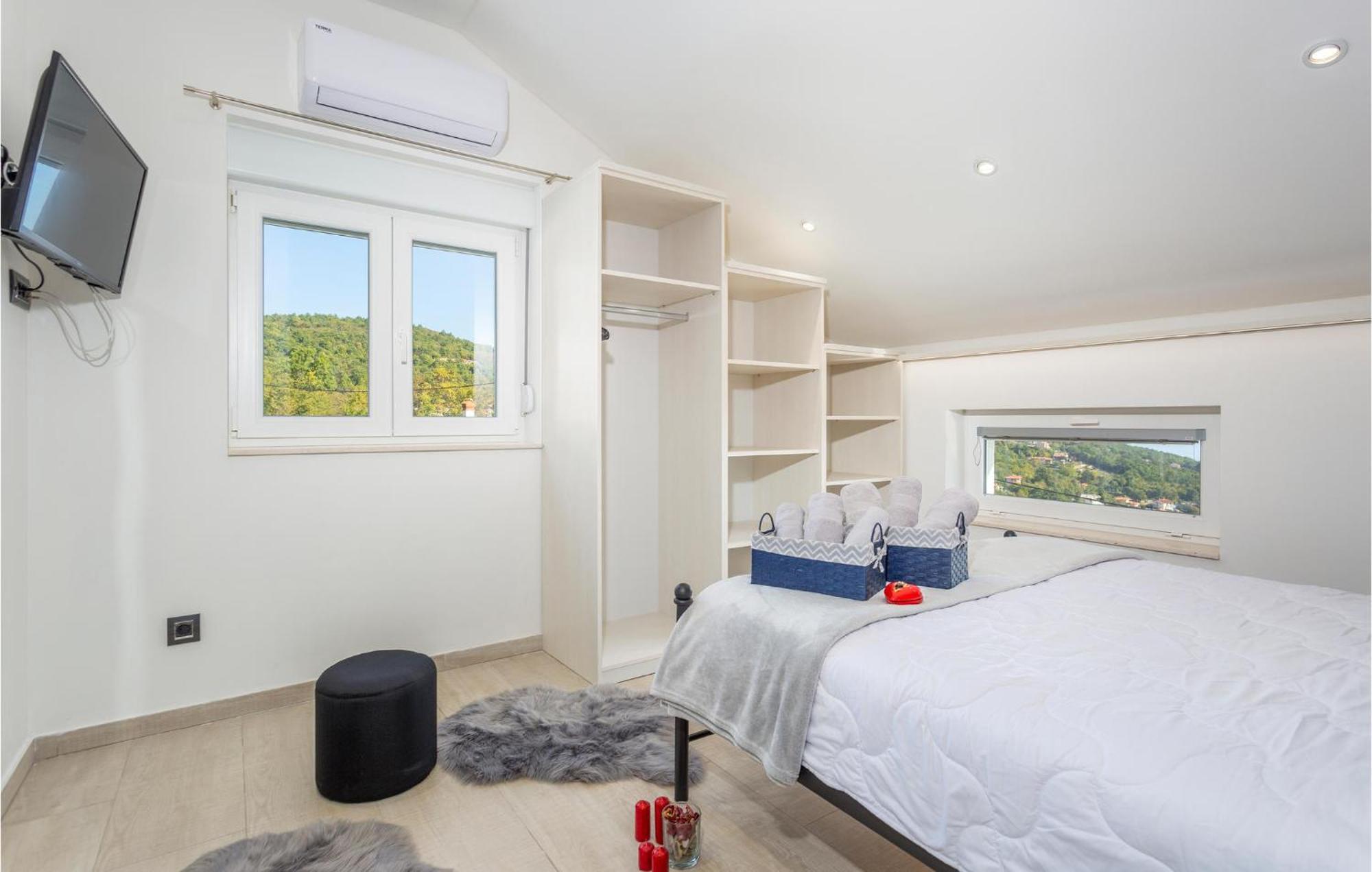 Beautiful In With Kitchen Holiday home